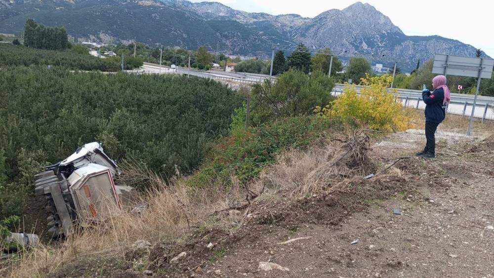 Isparta&rsquo;da kum y&uuml;kl&uuml; tır elma bah&ccedil;esine devrildi, s&uuml;r&uuml;c&uuml; hayatını kaybetti
