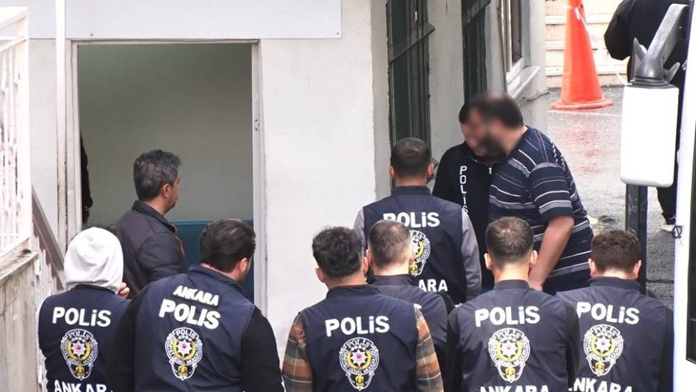 Ey&uuml;psultan Belediyesine y&ouml;nelik operasyonda g&ouml;zaltına alınan ş&uuml;pheliler Ankara&rsquo;ya g&ouml;nderildi
