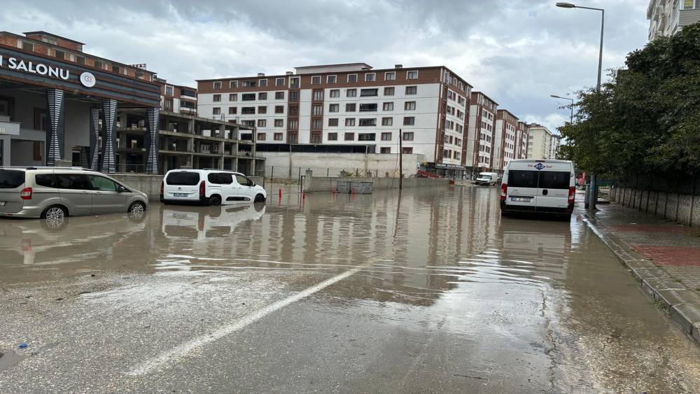 Yol g&ouml;le d&ouml;nd&uuml;, s&uuml;r&uuml;c&uuml;ler y&ouml;n değiştirdi
