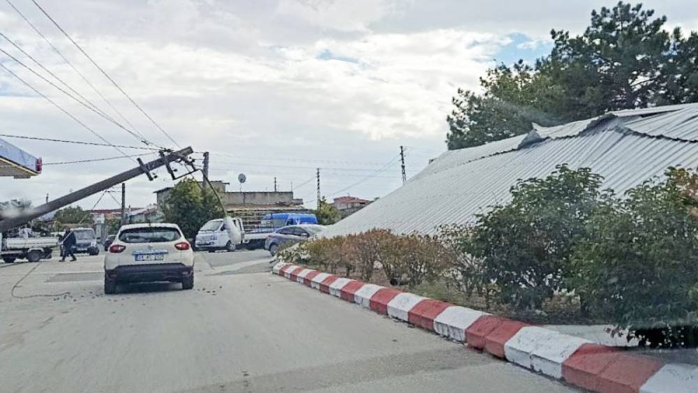 Şiddetli r&uuml;zgar &ccedil;atıyı u&ccedil;urdu
