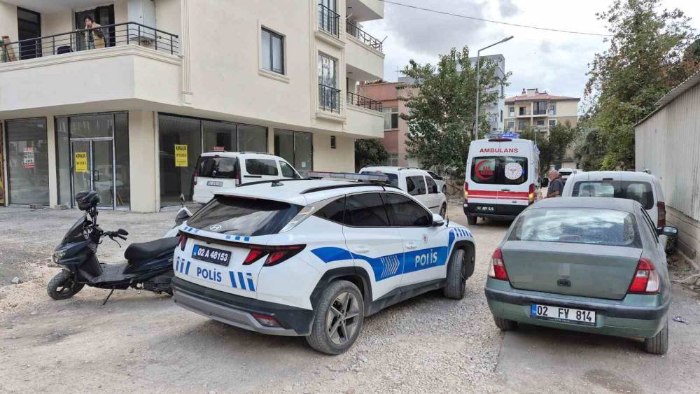 Kardeşler arasındaki tartışma bı&ccedil;aklı kavgaya d&ouml;n&uuml;şt&uuml;: 1 yaralı
