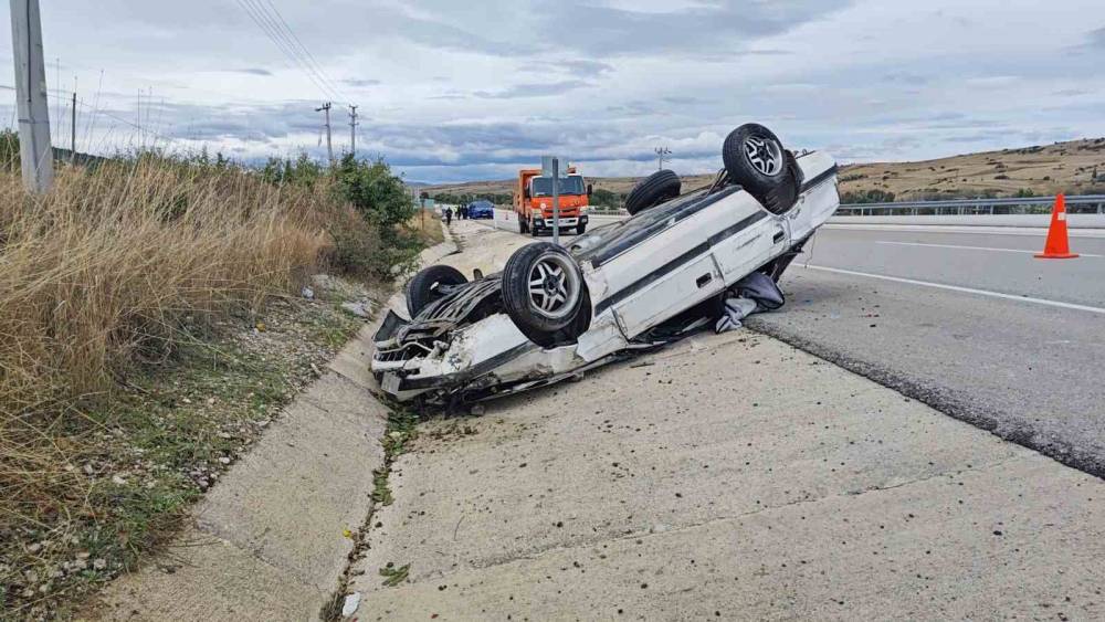 Isparta&rsquo;da kontrolden &ccedil;ıkan otomobil 150 metre s&uuml;r&uuml;klenip takla attı: 3 yaralı
