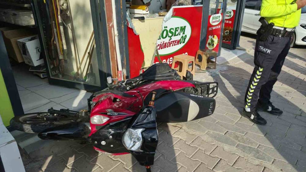 Motosiklet &ccedil;ocuğa &ccedil;arpıp iş yerine daldı: 1 yaralı
