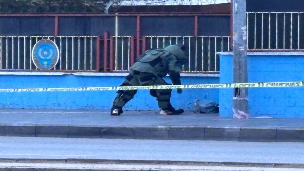 Gaziantep İl Emniyet M&uuml;d&uuml;rl&uuml;ğ&uuml; &ouml;n&uuml;nde ş&uuml;pheli paket paniği
