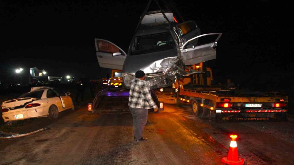 Amasya’da iki otomobil kafa kafaya çarpıştı: 8 yaralı
