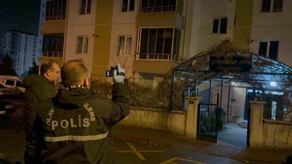 Baba-oğul arasındaki kavga kanlı bitti: 1’i ağır 2 yaralı
