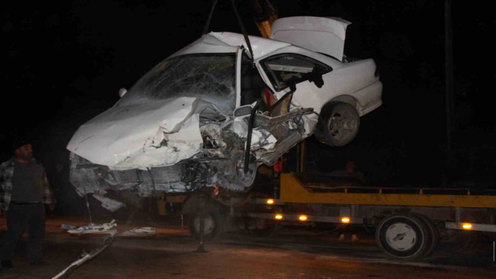 Amasya’da iki otomobilin çarpıştığı feci kazada kamerada
