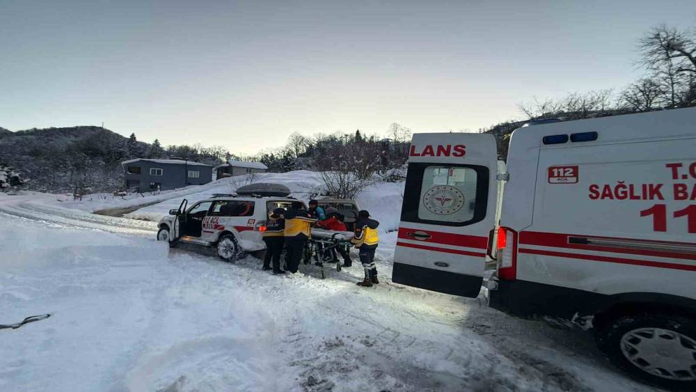 Giresun UMKE, kar nedeniyle ulaşılamayan k&ouml;yde hastaya umut oldu

