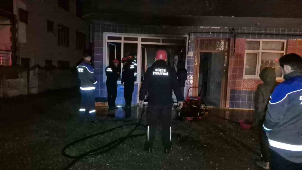 Isınmak i&ccedil;in yaktığı ateş, yangına neden oldu
