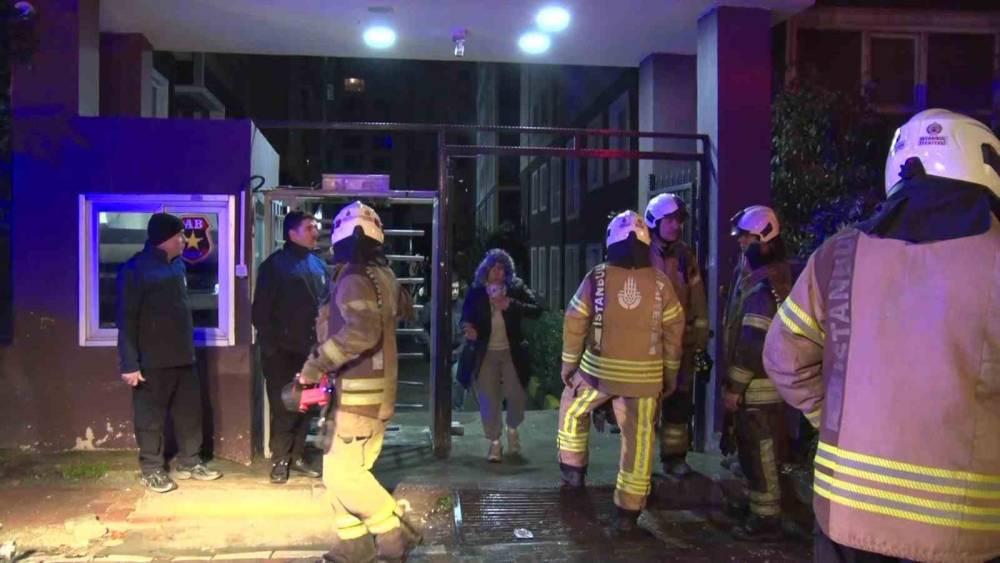 Esenyurt&rsquo;ta apartmanda &ccedil;ıkan yangında 4 kişi dumandan etkilendi
