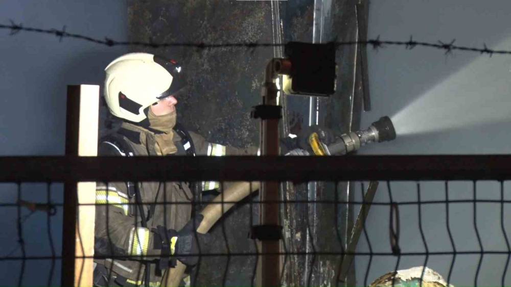 Ataşehir&rsquo;de mermer at&ouml;lyesinde yangın: 2 kişi dumandan etkilendi
