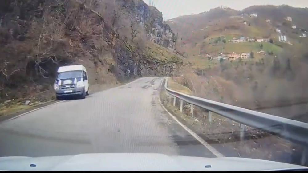 Trabzon&rsquo;da &ouml;ğrenci servisi kazası kamerada
