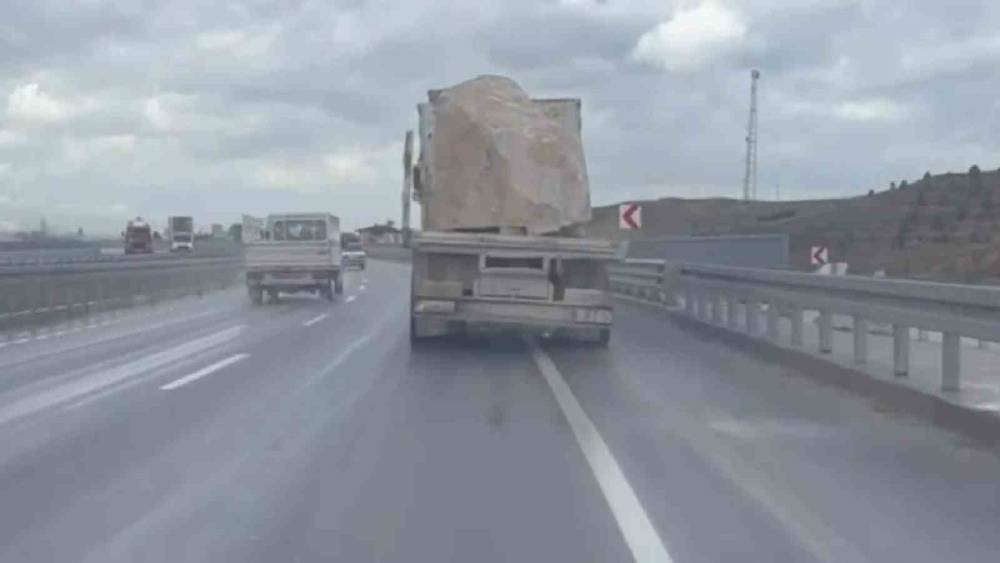 G&uuml;venlik &ouml;nlemleri alınmadan traverten taşıyan kamyona 25 bin lira ceza kesildi
