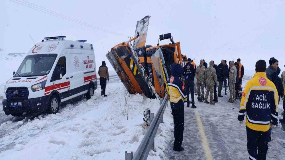 Van&rsquo;da Karayollarına ait iş makinesi kaza yaptı: 1 &ouml;l&uuml;, 1 ağır yaralı
