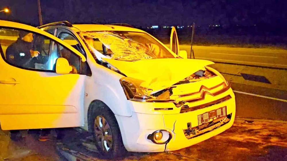 Aksaray&rsquo;da hafif ticari ara&ccedil; yayaya &ccedil;arptı: 1&rsquo;i ağır 2 yaralı
