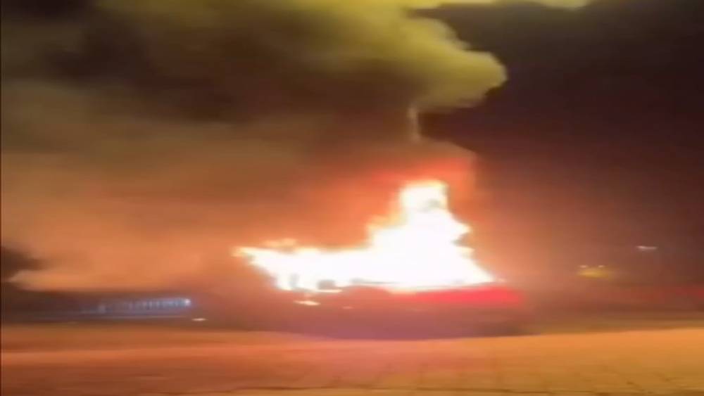 Park halindeki minib&uuml;s alevlere teslim oldu
