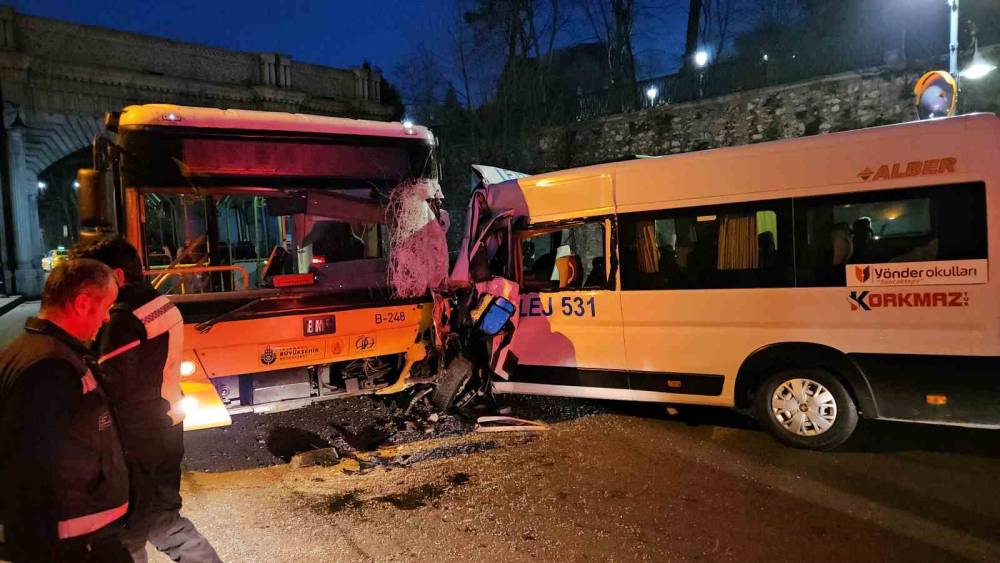 Beşiktaş&rsquo;ta servis minib&uuml;s&uuml;yle İETT otob&uuml;s&uuml; kafa kafaya &ccedil;arpıştı: 2 yaralı
