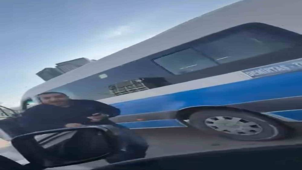 Bursa&rsquo;da yol verme kavgası kamerada... Camı kırdı, 180 bin lira ceza yedi
