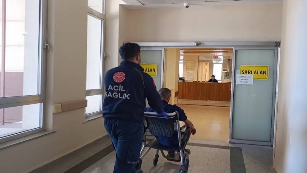 Devrilen motosikletin s&uuml;r&uuml;c&uuml;s&uuml; yaralandı
