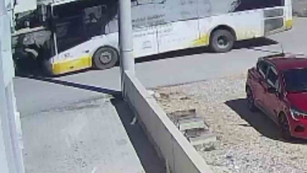 Karaman&rsquo;da yolcu otob&uuml;s&uuml;yle motokurye &ccedil;arpıştı: 1 yaralı
