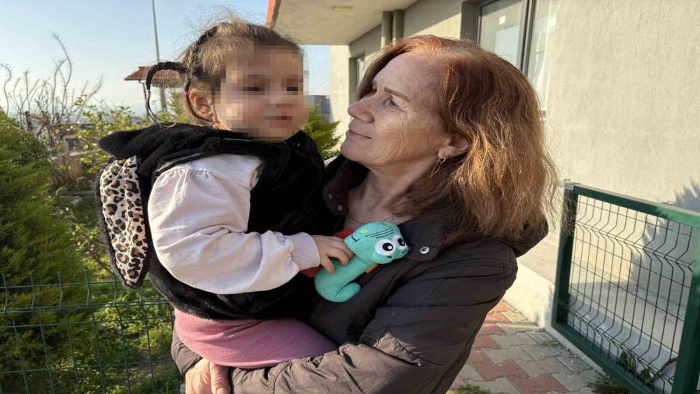 İzmir&rsquo;de k&ouml;pek dehşeti: 3 yaşındaki Ada&rsquo;nın y&uuml;z&uuml; pen&ccedil;e ve ısırıkla dolu
