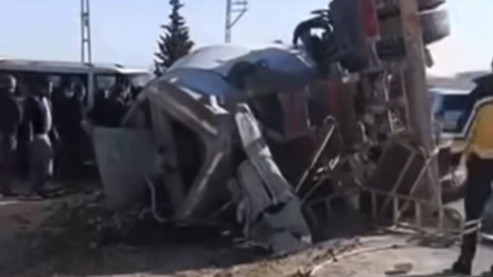 Devrilen beton mikserinin s&uuml;r&uuml;c&uuml;s&uuml; hayatını kaybetti
