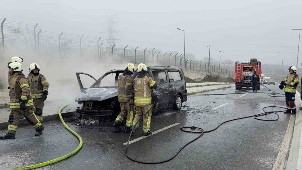 Arnavutk&ouml;y&rsquo;de seyir halindeki VIP  taksi  alev alev yandı
