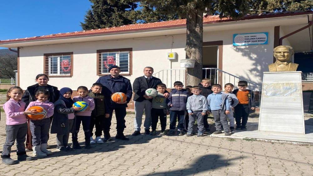 Bilecik&rsquo;te jandarmadan &ouml;ğrencilere spor malzemesi desteği
