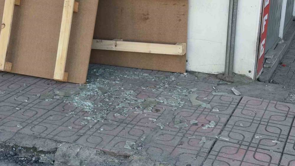 Diyarbakır&rsquo;da &ccedil;arpışan ara&ccedil;lardan biri iş yerine daldı
