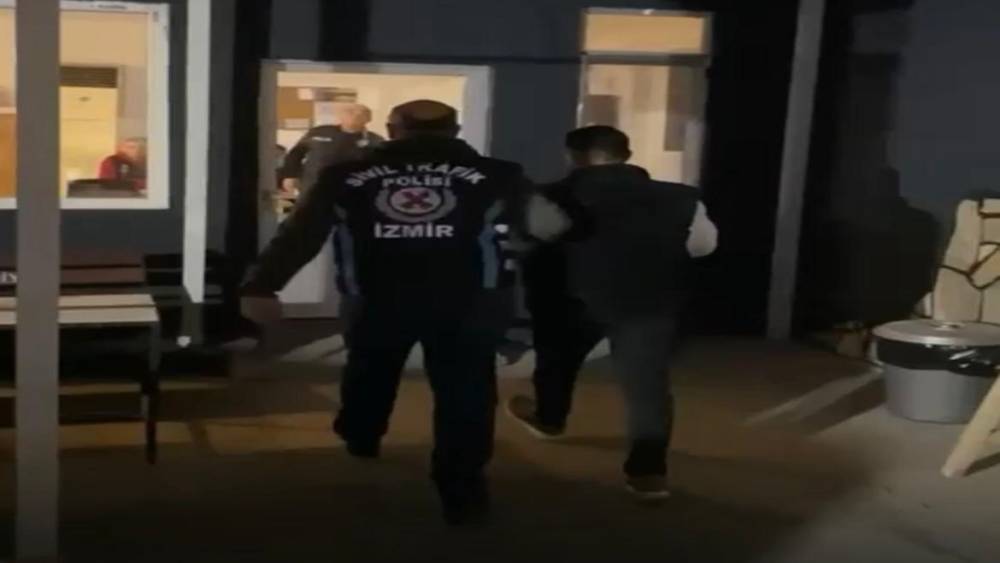 İzmir&rsquo;de otob&uuml;s&uuml;n &ouml;n&uuml;n&uuml; kesen s&uuml;r&uuml;c&uuml;ye 182 bin lira ceza
