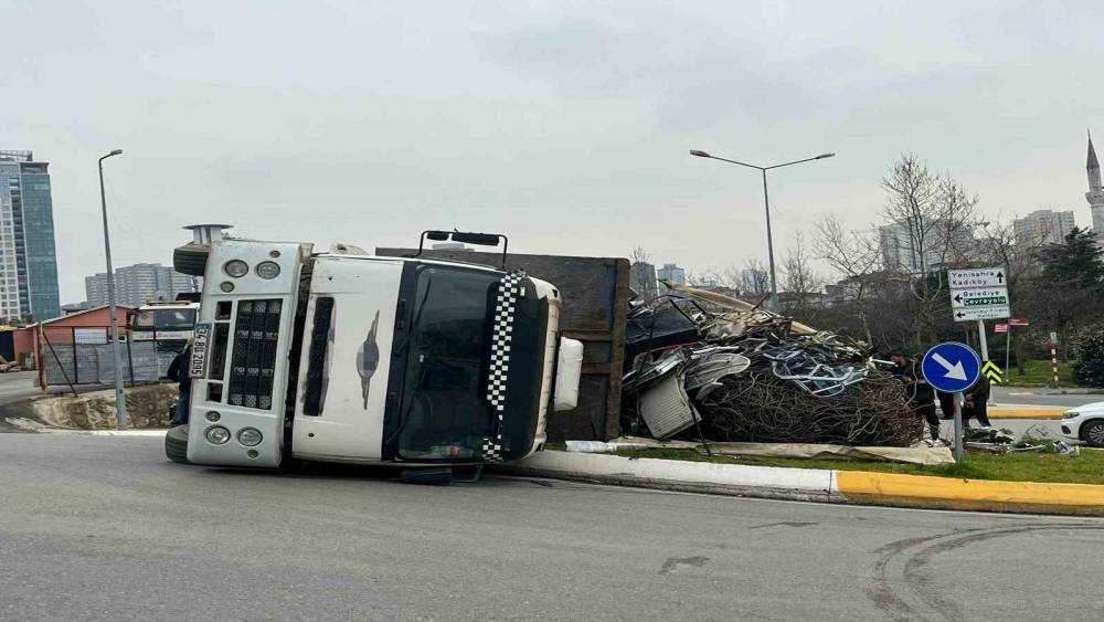Ataşehir&rsquo;de kamyon devrilerek yan yattı

