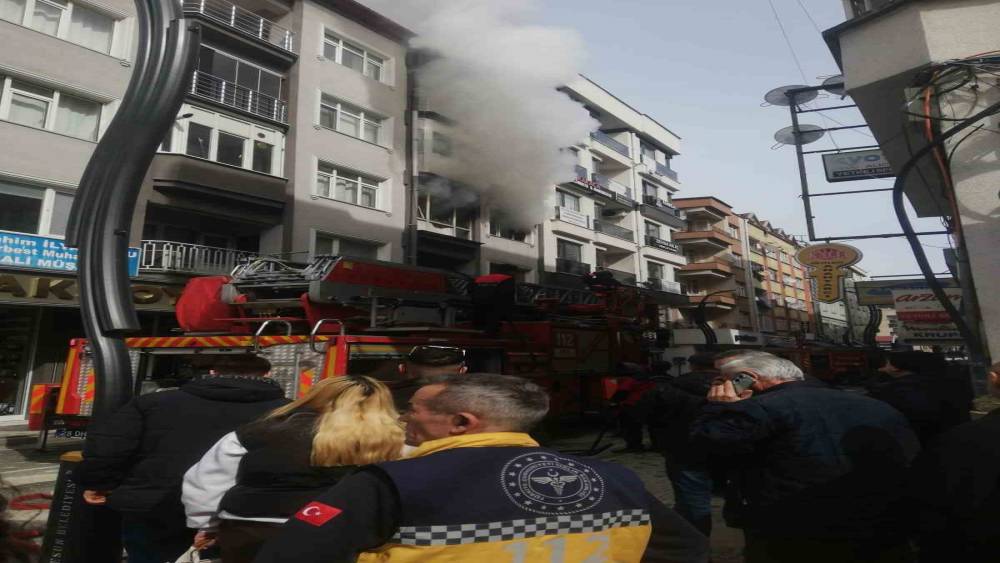 Giresun&rsquo;da 4 katlı apartmanın ikinci katında &ccedil;ıkan yangın paniğe neden oldu
