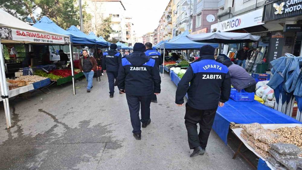 Isparta&rsquo;da zabıtadan pazarda fiyat etiketi, terazi kontrol&uuml; ve pazar d&uuml;zeni denetimi
