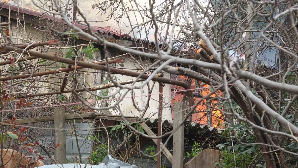 Pendik&rsquo;te tek katlı ev alevlere teslim oldu
