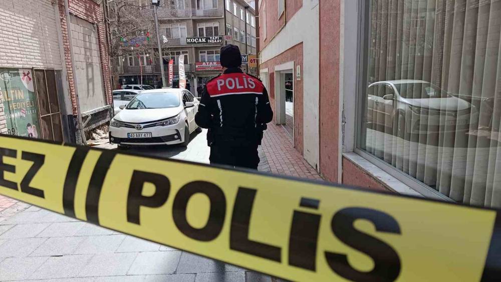 Kırşehir&rsquo;de husumetli kavgası: Kahvehaneye kurşun sıktı, 2 kişi yaralandı
