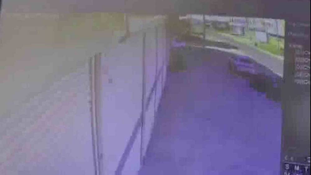 Otomobilin park halindeki aracı bi&ccedil;tiği kaza g&uuml;venlik kamerasında
