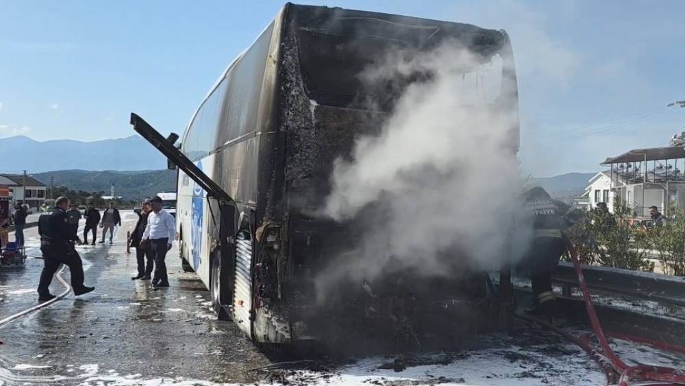 Yolcu otob&uuml;s&uuml; yandı, bagajdaki 3 tavuk telef oldu
