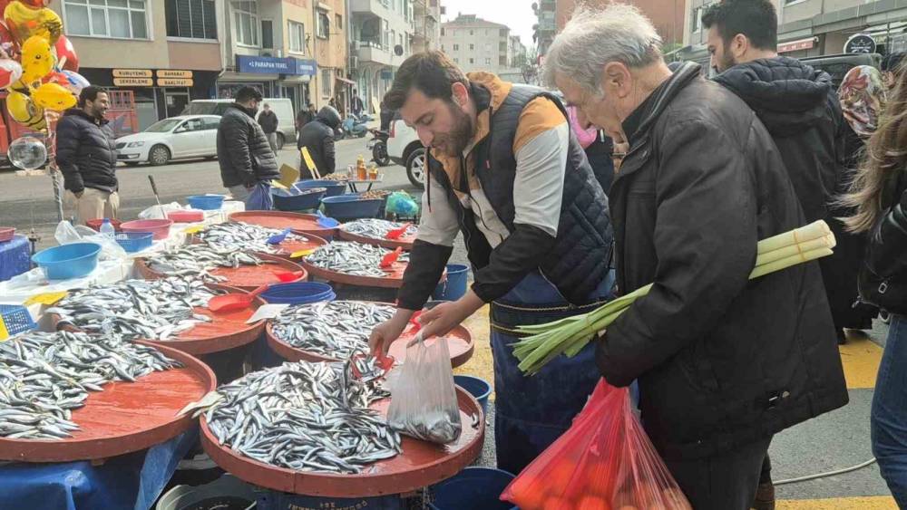 Tekirdağ&rsquo;da hamsi 50 TL&rsquo;ye d&uuml;şt&uuml;
