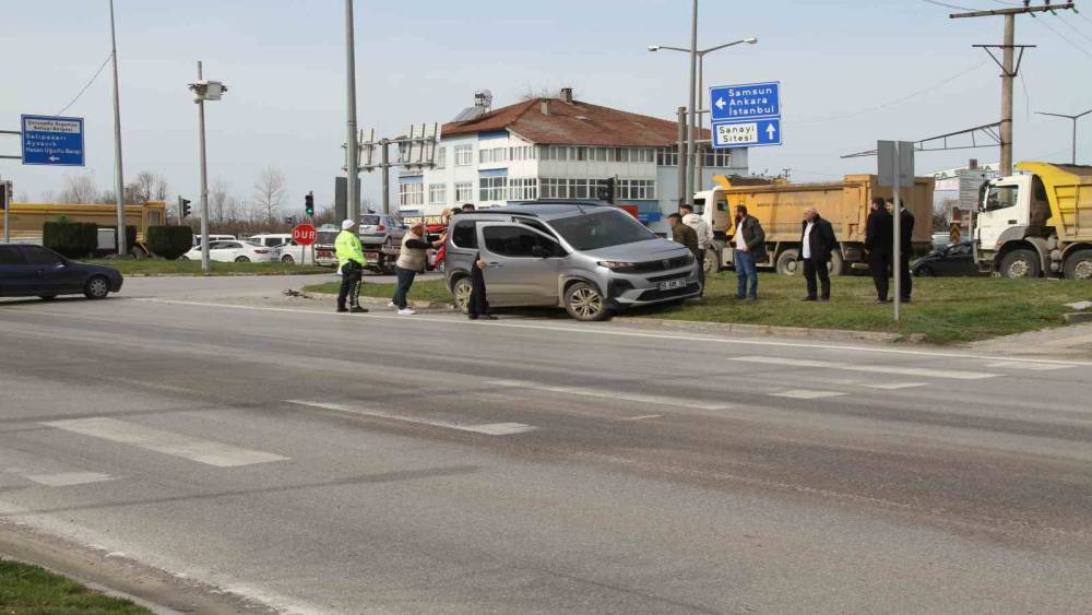 Samsun&rsquo;da kırmızı ışık ihlali kazaya yol a&ccedil;tı: 3 yaralı
