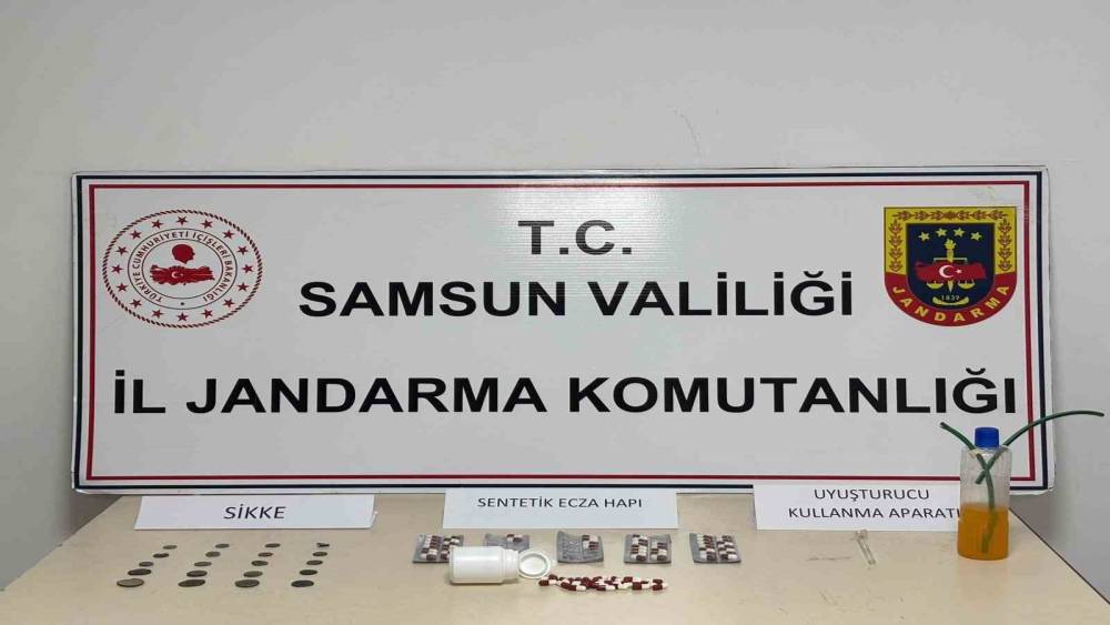 Samsun&rsquo;da jandarma uyuşturucu ve ka&ccedil;ak &uuml;r&uuml;n ele ge&ccedil;irdi
