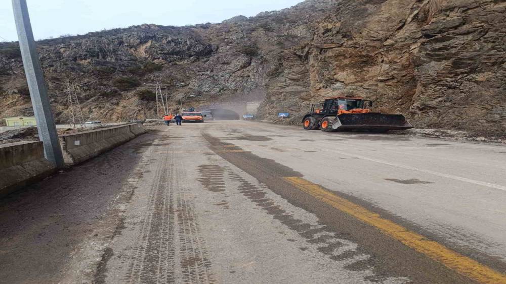 G&uuml;m&uuml;şhane&rsquo;de heyelan sonrası kapanan yol yeniden ulaşıma a&ccedil;ıldı
