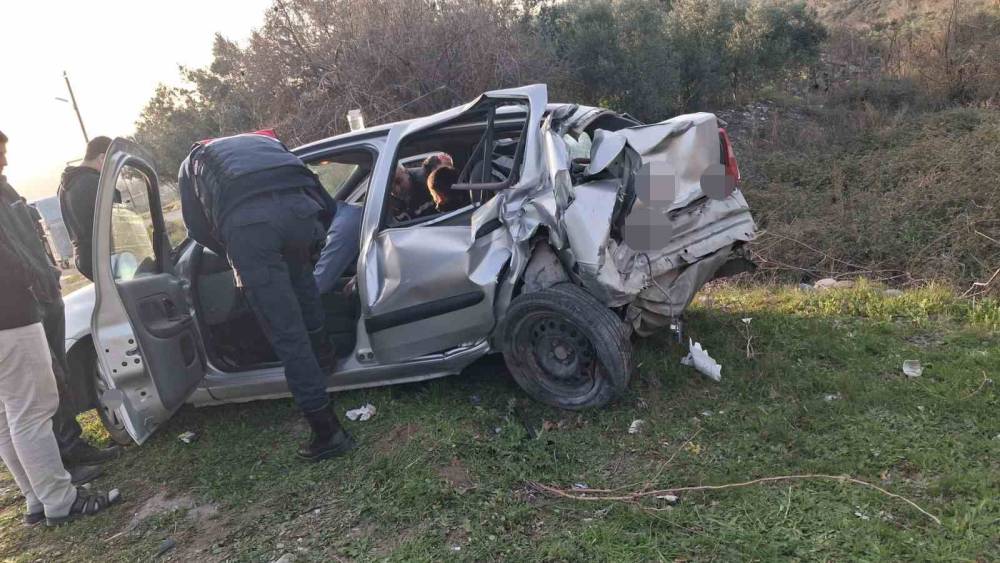 Osmaniye&rsquo;de minib&uuml;s ile otomobil &ccedil;arpıştı: 2 yaralı
