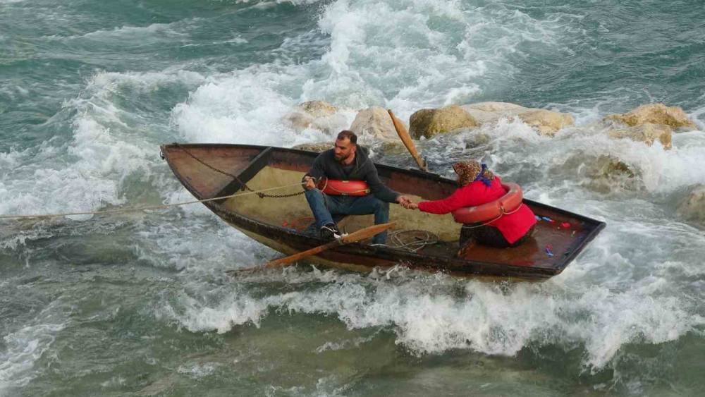 Seyhan Nehri&rsquo;nde can pazarı: Ele ele tutuşup yardım beklediler
