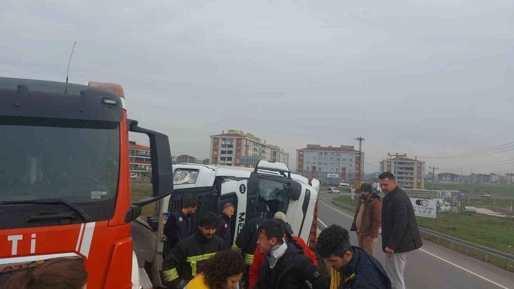 Tekirdağ&rsquo;da virajı alamayan tır devrildi
