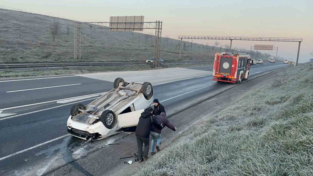 Takla atan otomobildeki 3 arkadaş emniyet kemeri sayesinde yara almadan kurtuldu
