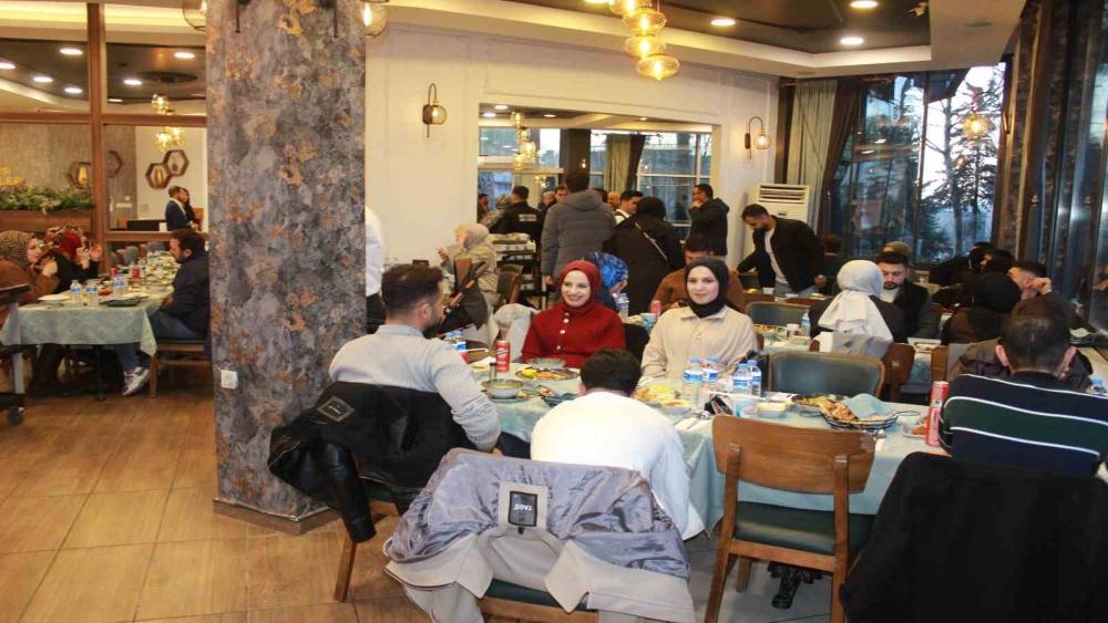 Vali Kızılkaya gen&ccedil; &ccedil;iftlerle buluştu
