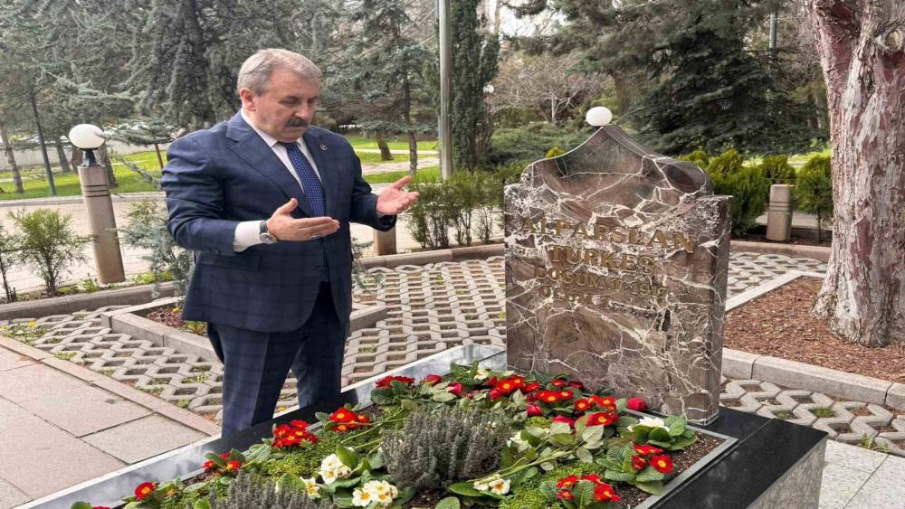BBP Genel Başkanı Destici: "Merhum Alparslan T&uuml;rkeş&rsquo;i vefatının 29&rsquo;uncu sene-i devriyesinde kabri başında rahmetle yad ediyorum"

