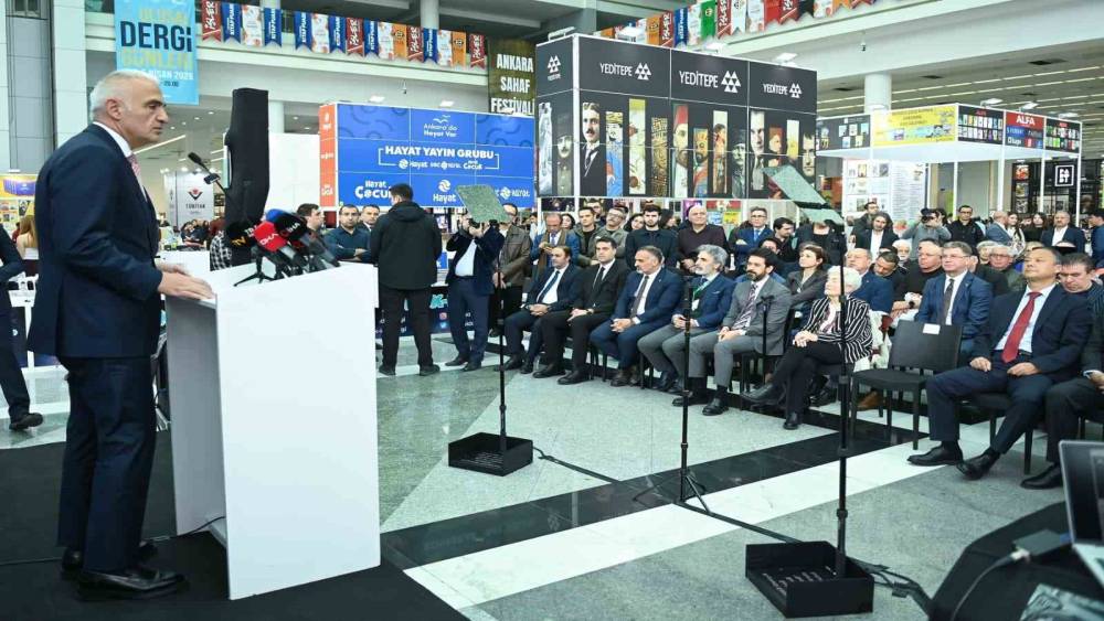 Bakan Ersoy: "Bin 300 halk k&uuml;t&uuml;phanesiyle 800 bin metrekareye ulaşarak rekor kırdık"
