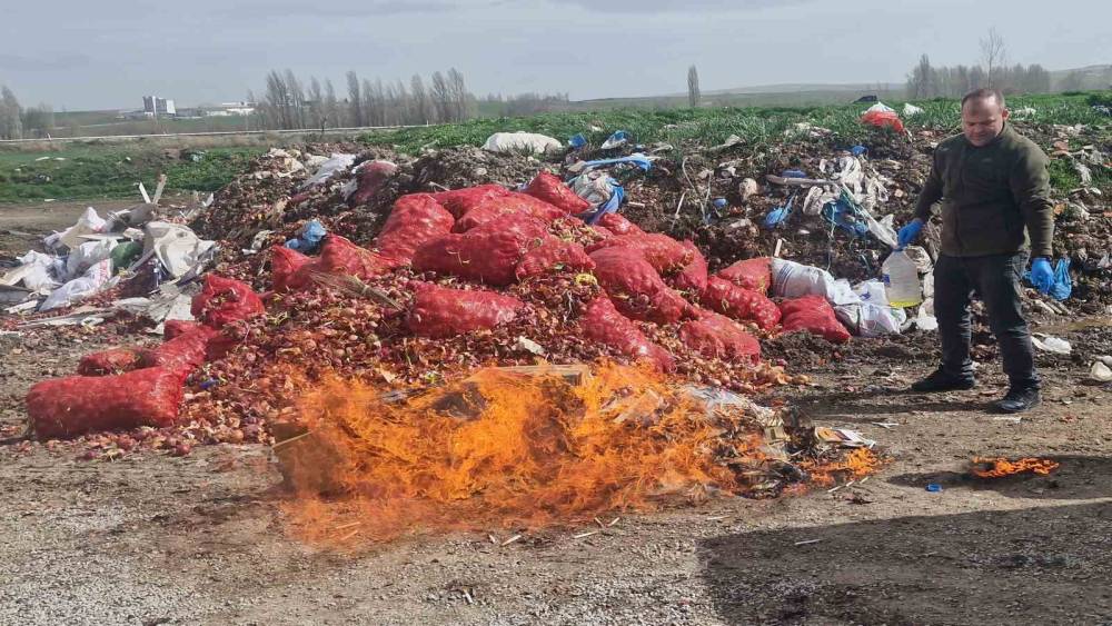 Alaca&rsquo;da ka&ccedil;ak sigara ve alkol yakılarak imha edildi
