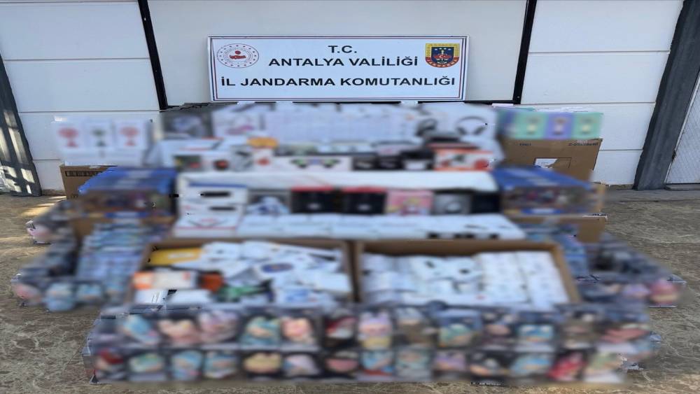 Antalya&rsquo;da 3,5 milyon liralık ka&ccedil;ak elektronik eşya ve oyuncak ele ge&ccedil;irildi
